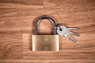 Asma kilit ve anahtarları bir kahverengi ahşap tablo