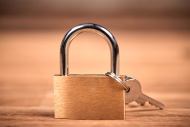 Asma kilit ve anahtarları bir kahverengi ahşap tablo