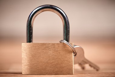 Asma kilit ve anahtarları bir kahverengi ahşap tablo