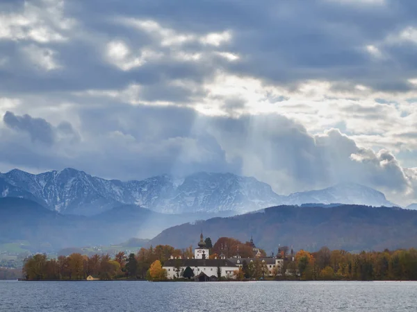 Rayos de sol sobre Schloss Orth en Gmunden —  Fotos de Stock