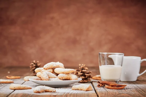 Рождественский фон с ванильным печеньем и молоком — стоковое фото