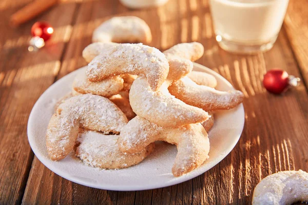Vanillekipferl masada altın güneş ışığı altında