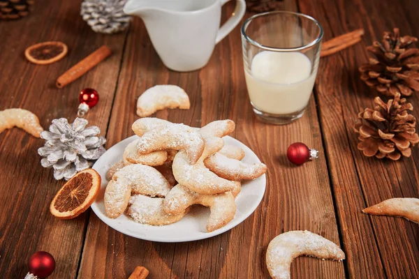 Рождественское печенье и шишки на столе — стоковое фото