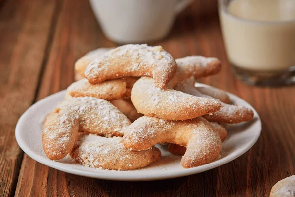 Vanillekipferl süt ile bir plaka üzerinde