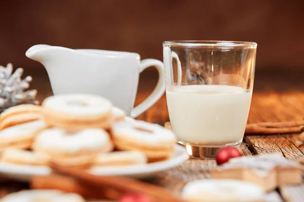 Noel kurabiyeleri ve bardak süt — Stok fotoğraf