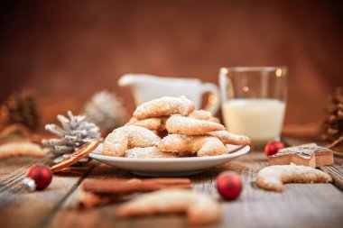 Kurabiye ve süt ile Noel masa
