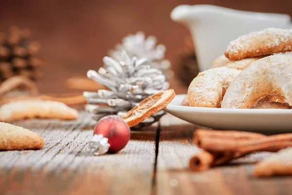 Рождественское печенье крупным планом на столе с сахаром — стоковое фото