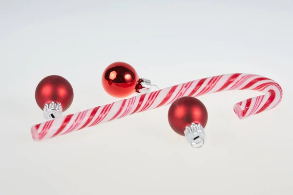 Candy stick Natal bolas vermelhas — Fotografia de Stock