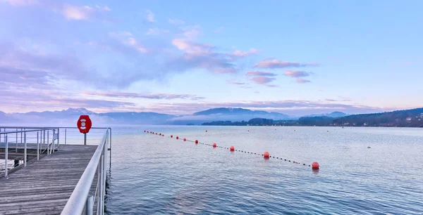 Утренняя сцена с причалом на озере — стоковое фото
