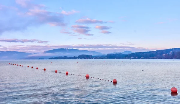 Озеро Аттерзее утром с буями на воде — стоковое фото