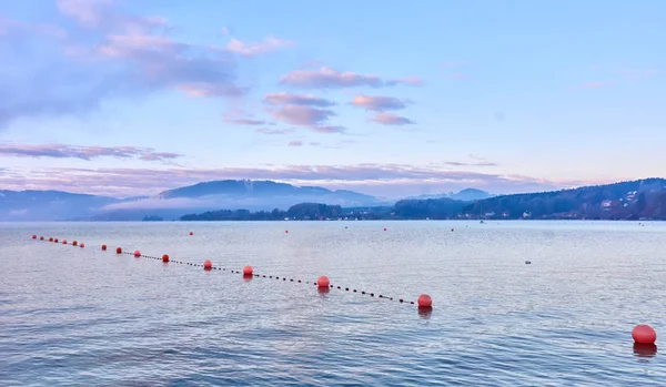 Sabah şamandıralar su ile Attersee Gölü — Stok fotoğraf