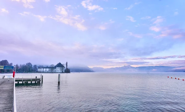 Lago Attersee de manhã com Schloss Kammer — Fotografia de Stock