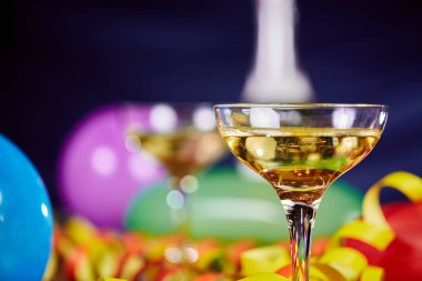 mutlu yeni yıl partisi balonlar ve şampanya ile