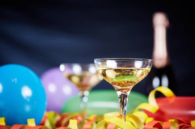 Şampanya için mutlu parti kutlama balonları