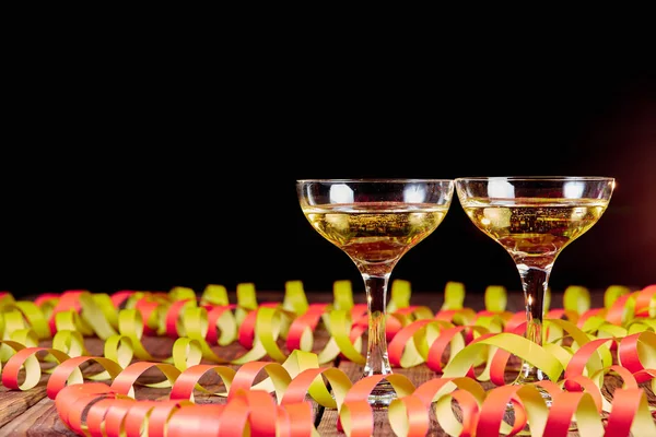 Two glasses of wine and papper ribbons — Stock Photo, Image