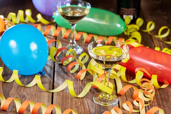 Feliz ano novo festa com balões e streamers — Fotografia de Stock