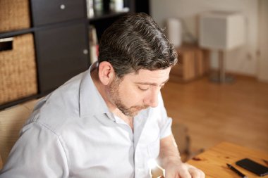 Adam masada ciddi okuma arıyor