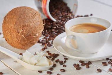 Kahve çekirdekleri ve beyaz masa Hindistan cevizi