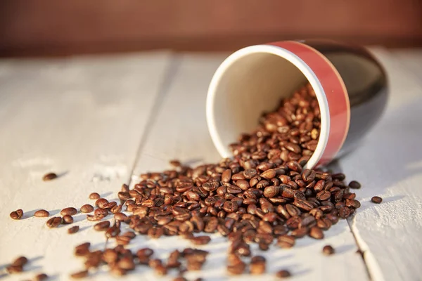 Meja dengan biji kopi yang tersebar — Stok Foto