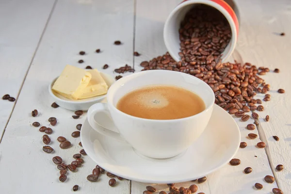 Café à prova de balas em copo branco com manteiga — Fotografia de Stock