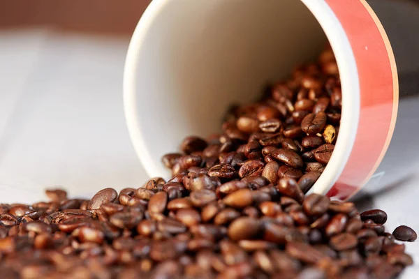 Coffe beans macro tersebar dalam cangkir — Stok Foto