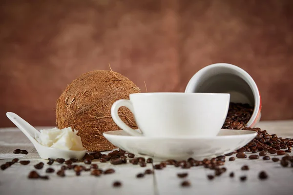 Skottsäker kaffe med kokosfett och bönor — Stockfoto