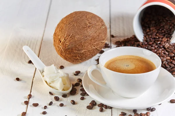 Skuddsikker kaffe og kokosnøtt på bordet – stockfoto