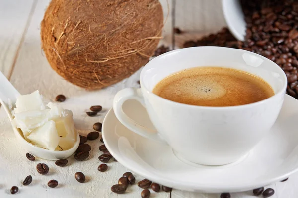 Skottsäker kaffe och kokos på bord — Stockfoto