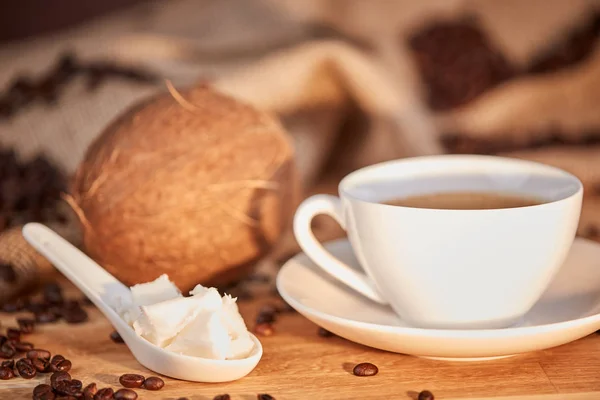 Skuddsikker kaffe med kokosnøttsmør på skje – stockfoto