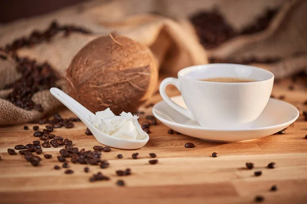 Luodinkestävä kahvi kookosvoilla lusikalla — kuvapankkivalokuva