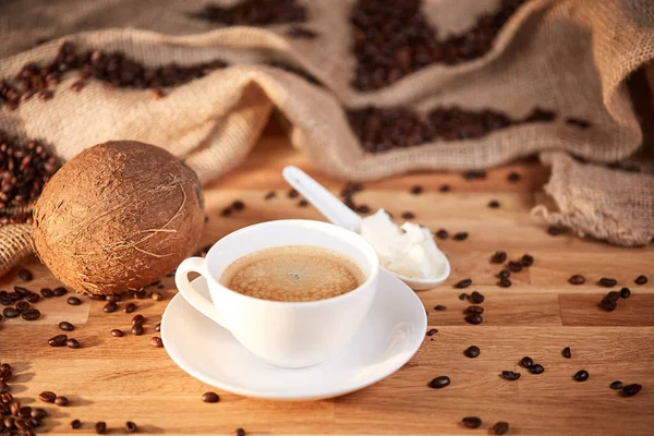 Kopi anti peluru dengan mentega kelapa di sendok — Stok Foto