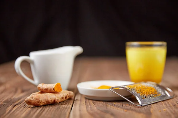 Altın süt zerdeçal çay curcuma ile