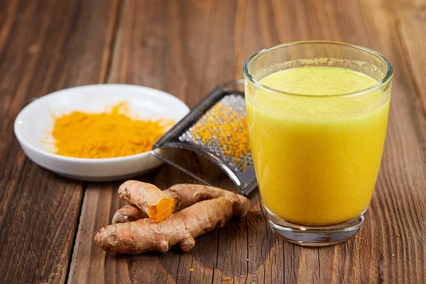 Zerdeçal curcuma içki masasında kökleri ile