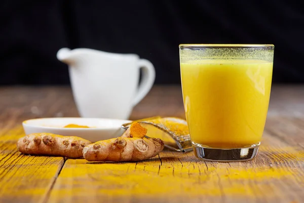 Zerdeçal curcuma tabloda çay altın sütlü