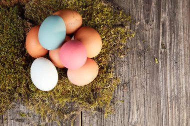 Paskalya yumurtaları üstten görünüm eski ahşap tablo