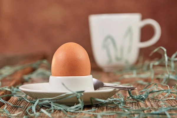 Eggcup ve kahve kahvaltı için yumurta — Stok fotoğraf