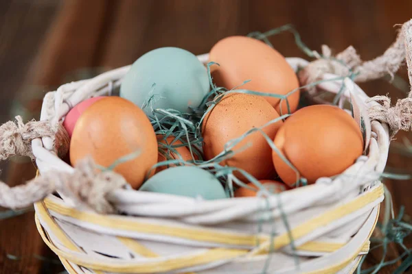 Renkli Paskalya yumurtaları sepetle Paskalya — Stok fotoğraf