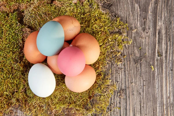 Paskalya yumurtaları üstten görünüm eski ahşap tablo — Stok fotoğraf