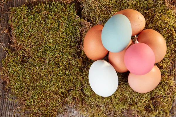Paskalya yumurtaları üstten görünüm eski ahşap tablo — Stok fotoğraf