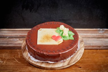 Birhtday ahşap masa üzerinde Sacher çikolatalı pasta