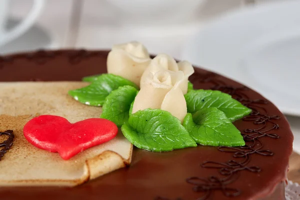 Leckerer Schokoladenkuchen mit Marzipan-Rose — Stockfoto