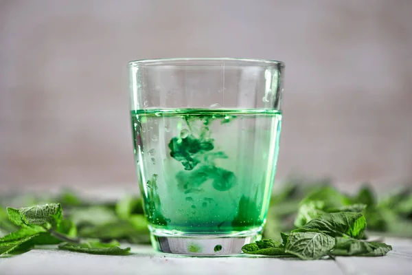 Хлорофилл в стакане воды с зеленой мятой — стоковое фото