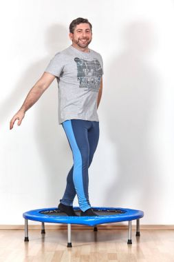 ev beyaz erkek atlama trambolin