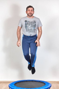 Trambolin evde egzersiz yapan erkek