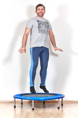 ev beyaz erkek atlama trambolin