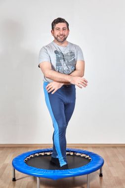 Trambolin evde egzersiz yapan erkek
