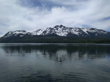 Karla kaplı dağda yansıyan göller var.
