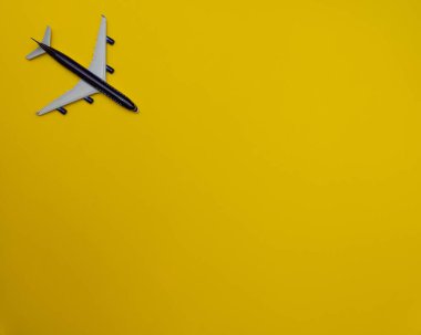 Renk arkaplanındaki uçak deseni