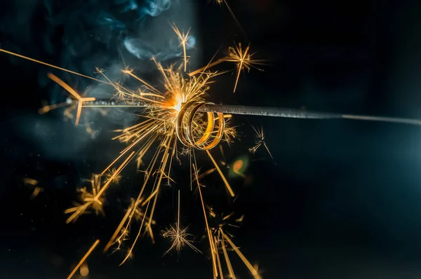 Gold Wedding Rings Burning Sparkler Splashes Light Sparks Symbol Eternal — Stock Photo, Image