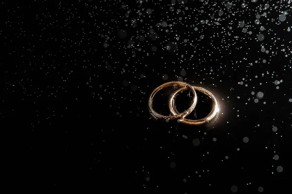 Gold Wedding Rings Black Background Spray Water Wedding Happy Moments — Stock Photo, Image